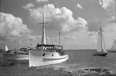 834018 Afbeelding van een boot op het Snekermeer.